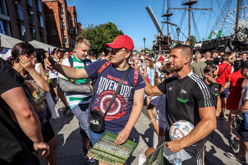 Lechia Gdańsk pokazała stroje na nowy sezon przygotowane przez adidasa. Zobaczcie w czym zagrają biało-zieloni ZDJĘCIA