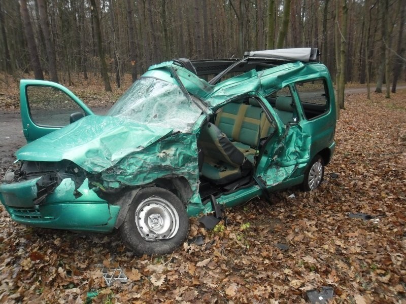 Jarocin: Tir zderzył się z osobówką. Jedna osoba nie żyje