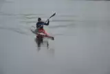 Kajakarze nadal trenują na wodach jeziora Zajezierskiego, korzystając z dogodnej aury [ZDJĘCIA]