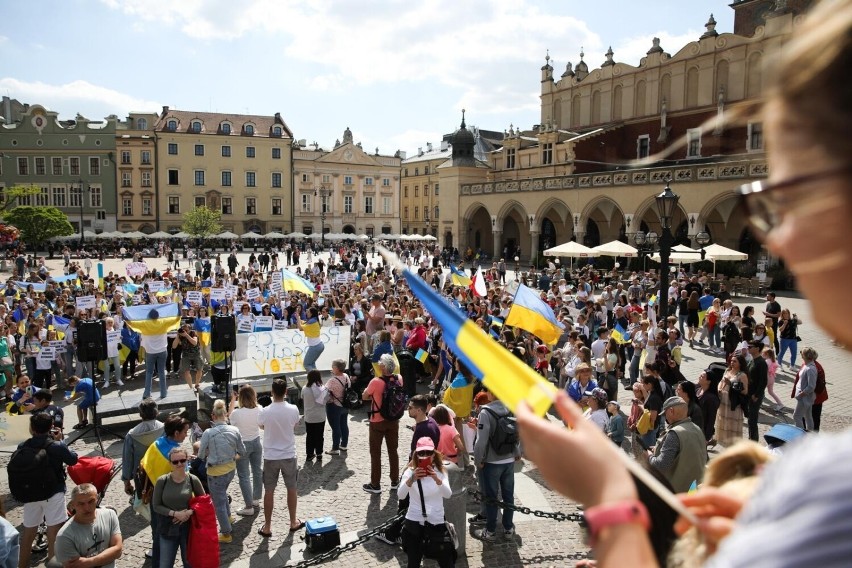 Ukraińskie flagi i piosenki dla chłopaków z linii frontu na krakowskim Rynku Głównym