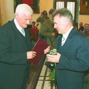 Marszałek Jan Kozłowski wręczył Gryfa właścicielowi Lubiany, Marianowi Kwietniowi.
Fot. Robert Kwiatek