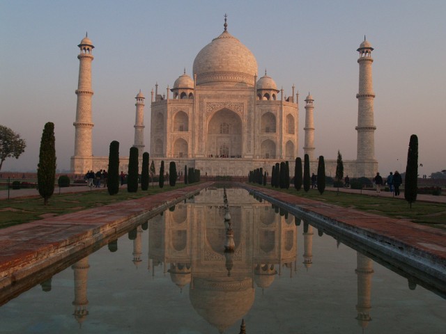 Taj Mahal o świcie.