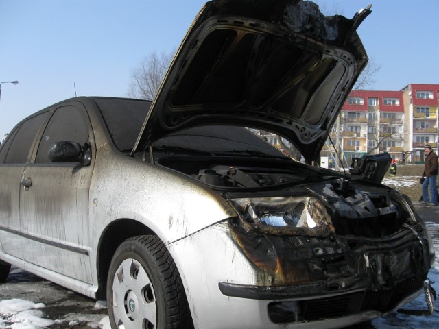 Kilka pojazdów uległo częściowemu spaleniu