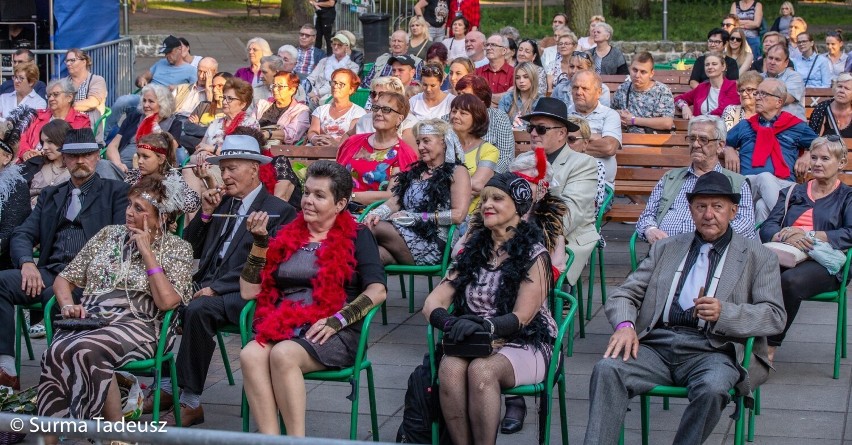 Niezwykle elegancka publiczność na przyjemnym koncercie Julity Kożuszek i Doroty Wasilewskiej w teatrze letnim w parku Chrobrego. ZDJĘCIA