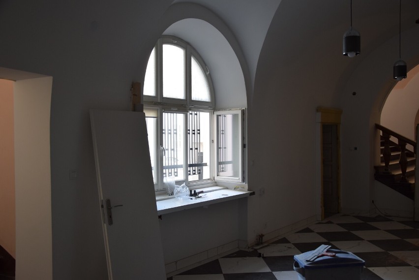 Remont holu głównego w Starostwie Powiatowym w Skierniewicach dobiega końca