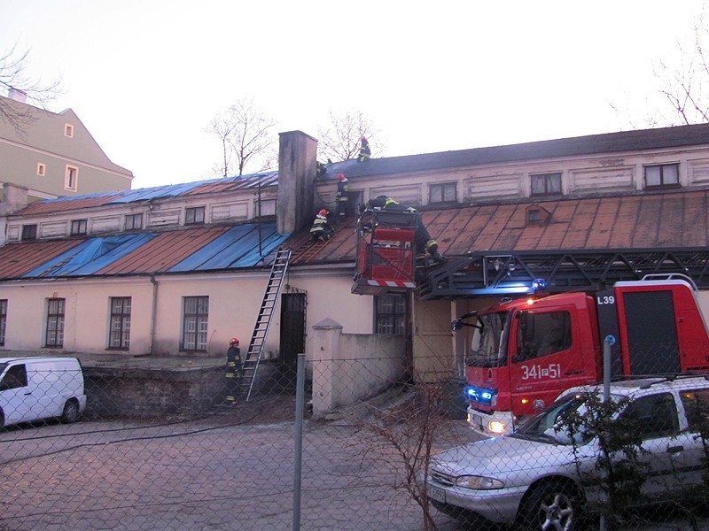 Palił się dach chińskiego centrum handlowego przy Rogatce w Kaliszu. FILM i ZDJĘCIA