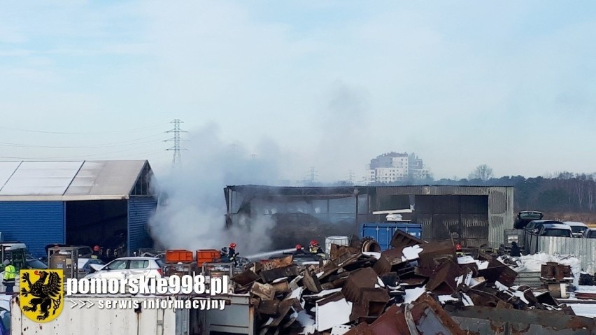 Pożar w hali demontażu na złomowisku w Gdańsku-Letnicy 1.02.2021. Na miejsce wysłano 10 zastępów straży pożarnej. W ogniu samochody i wózki