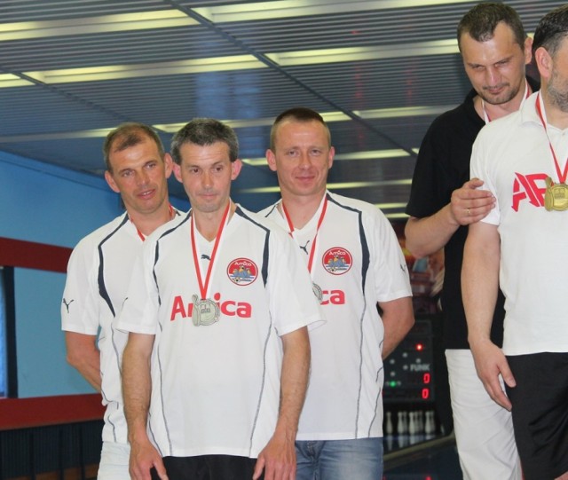 na zdjęciu stoją od lewej: Krzysztof Sawala, Dariusz Machniewski i Dawid Dobierski
