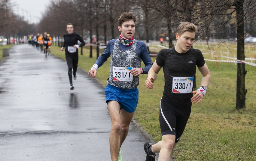 31. Warszawski Triathlon Zimowy 2020. Bieg, jazda na łyżwach i rowerze. Uczestnicy walczyli z warunkami pogodowymi [ZDJĘCIA]