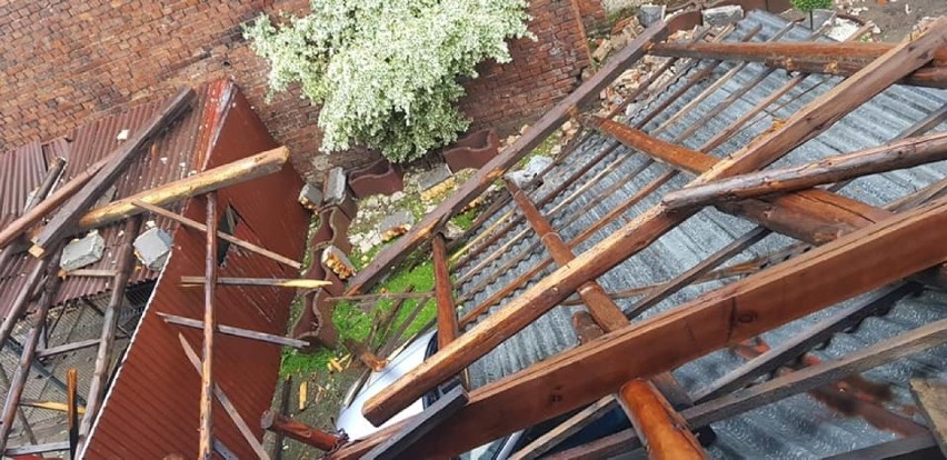 Burze w Opolskim. Wichura zrywała dachy i przewracała drzewa, ulewny deszcz zalewał posesje