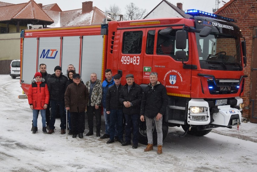 Seniorzy i młodzież z OSP Sulmierzyce zwiedzili nowy wóz [ZDJĘCIA]