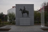 Nowy Sącz. Odsłonięcie pomnika Marszałka Józefa Piłsudskiego i utrudnienia w ruchu