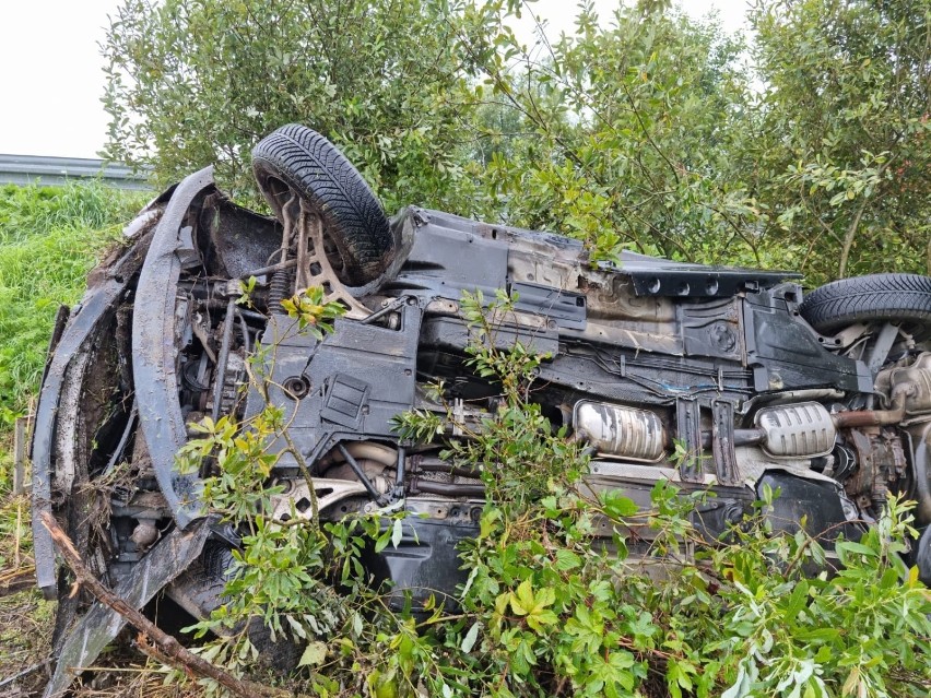 Groźne dachowanie samochodu w powiecie włodawskim. Autem podróżowało pięć osób