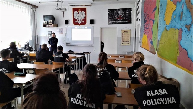 Policjanci promowali zawód policjanta w Powiatowym Zespole Szkół nr 1 w Kościerzynie