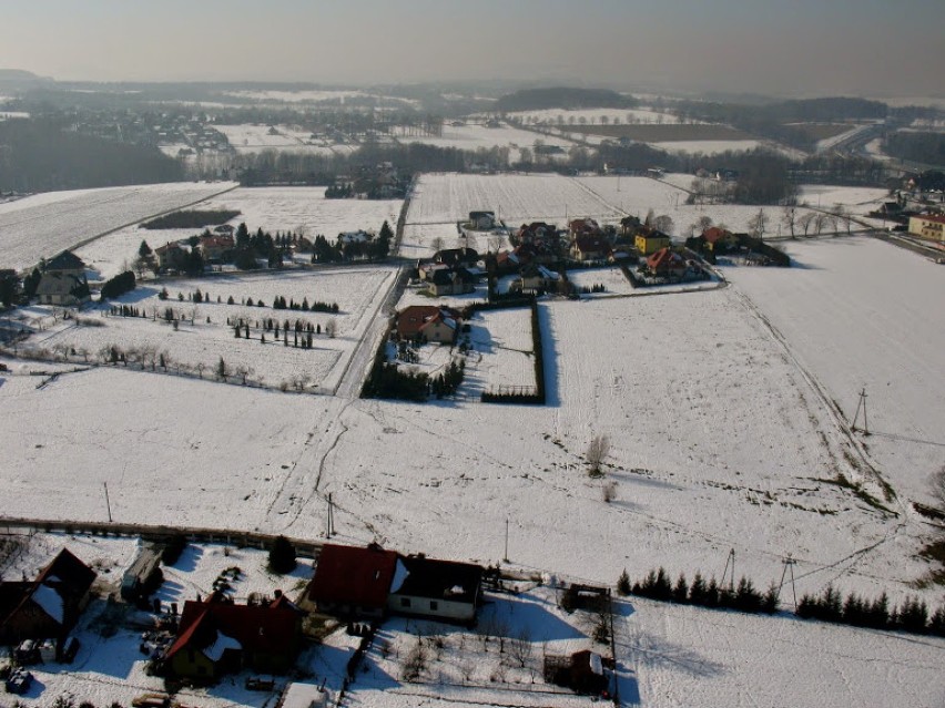 Beskid Ślaski z lotu ptaka. Zobacz zimowe zdjęcia wykonane przez paralotniarza