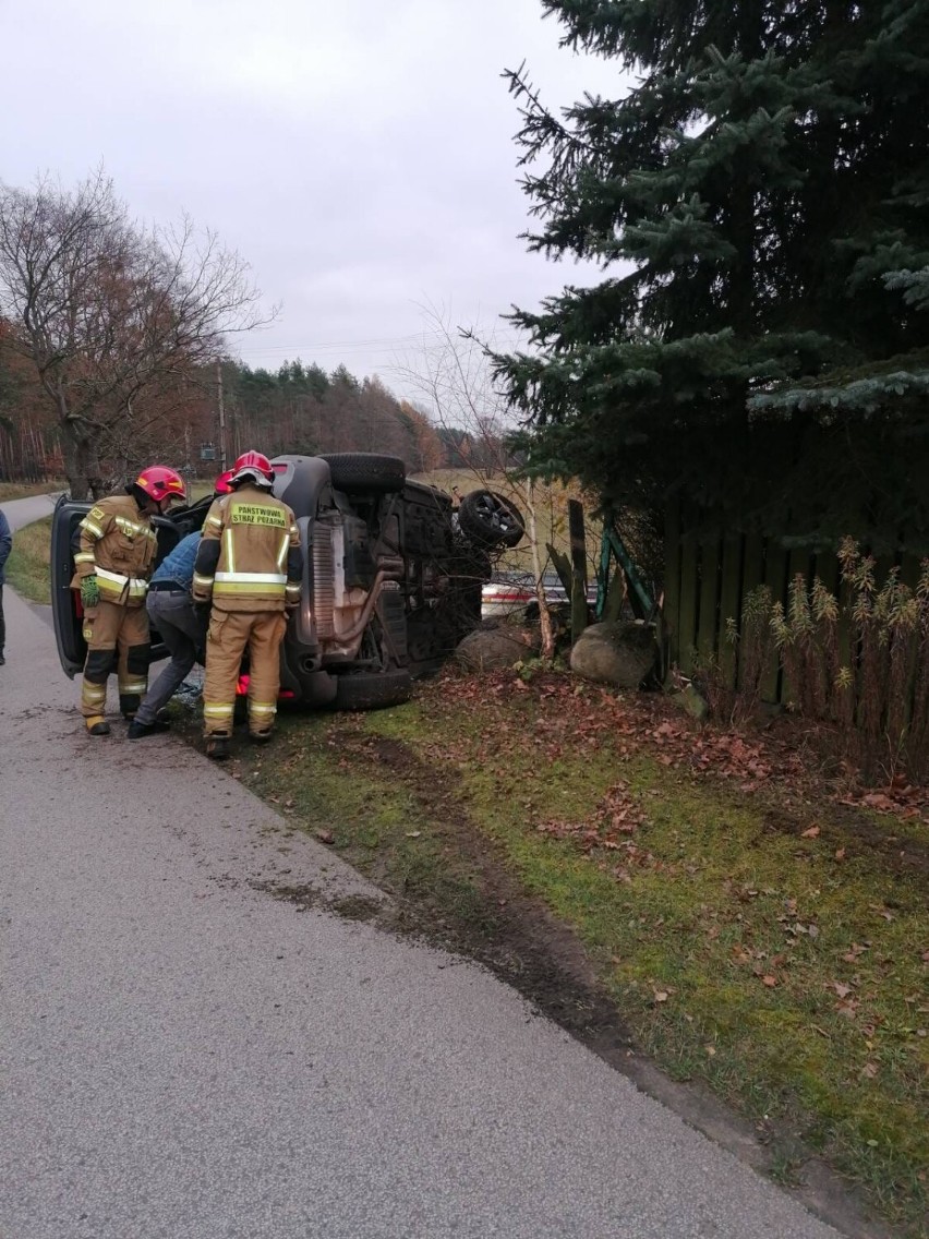 Auto marki mini przewróciło się na bok po kolizji z...