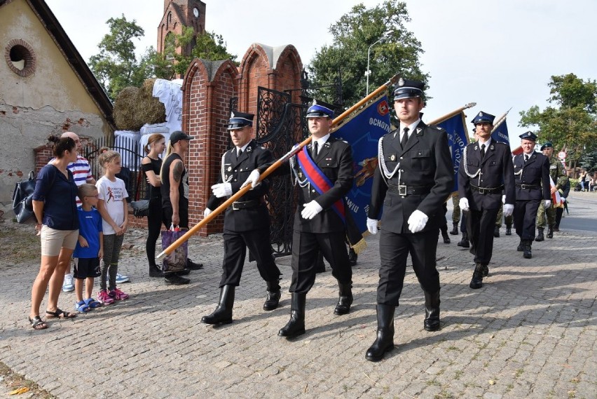 Trwają dożynki powiatowe w Miłosławiu. Za nami tradycyjnie obrzędy 