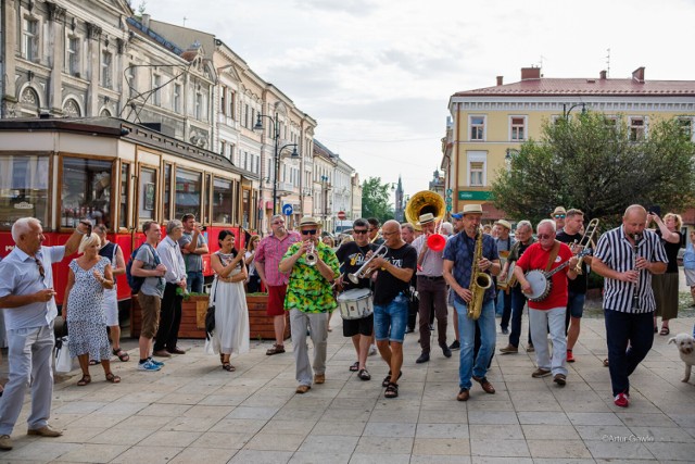 XIV Letni Festiwal Jazzu Tradycyjnego “Jazzowy Rynek”. Parada nowoorleańska w Amfiteatrze, 9.07.2021