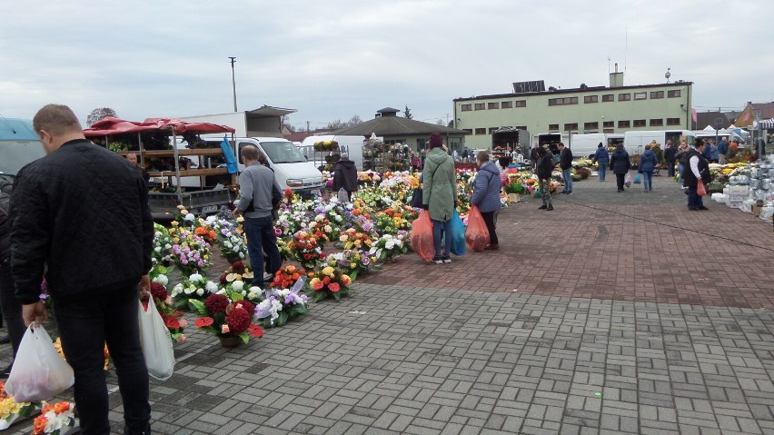 Byliśmy na jarmarku w Żarkach - ZDJĘCIA. Przed Wszystkimi Świętymi sporo kwiatów, zniczy... - zobacz CENY