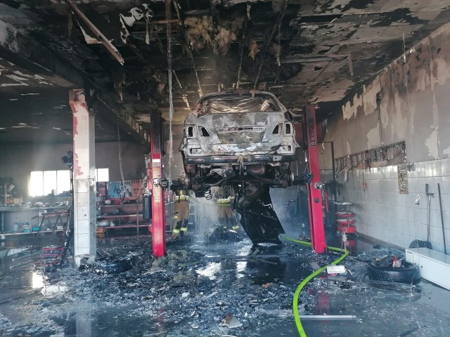 Remontowane auto spłonęło w warsztacie samochodowym