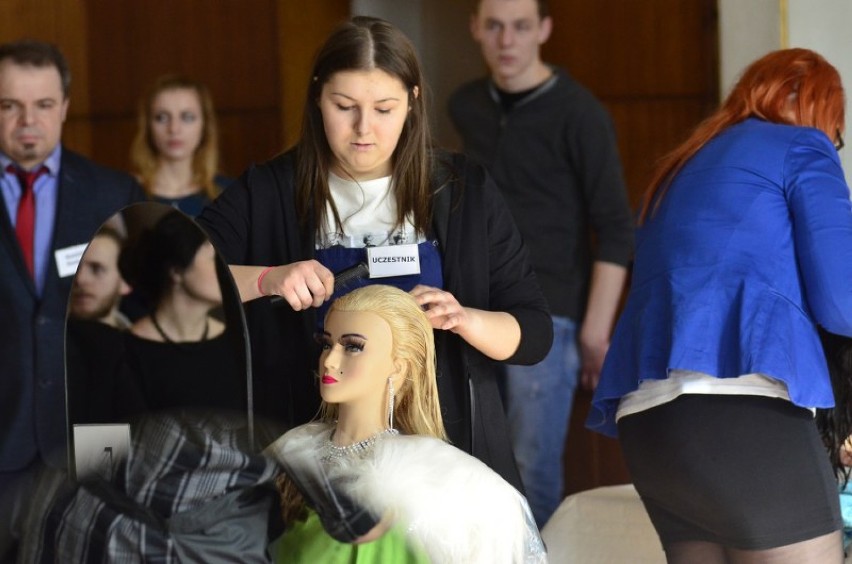 Uczniowie fryzjerstwa pokazywali swoje umiejętności podczas...