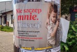 Antyszczepionkowa ofensywa w Skarżysku-Kamiennej. Całe miasto oklejone plakatami. Nielegalnie [ZDJĘCIA]