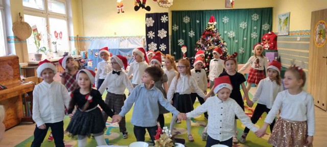 Przed uczestnikami wydarzenia wystąpiły w przedstawieniu jasełkowym przedszkolaki z grupy "Żabki" a w świątecznym występie przedszkolaki z grupy "Misiaki".