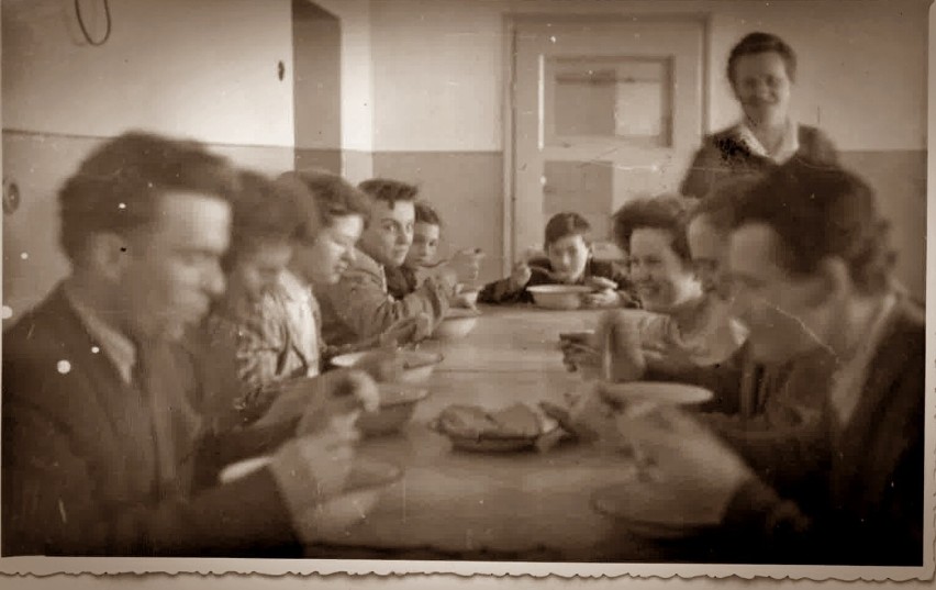 Szkoła w Złoczewie na archiwalnych fotografiach sprzed kilkudziesięciu lat. Wspomnienia z okresu 1945-1965 ZDJĘCIA