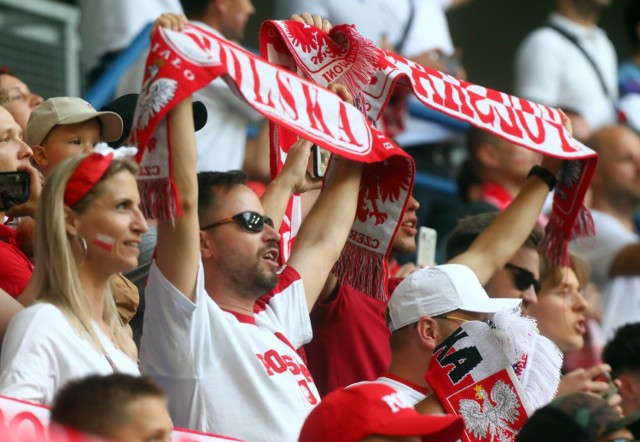 Tak kibicowali poznaniacy podczas meczu Polska - Irlandia Północna w 2016 roku. Gdzie w tym roku w Poznaniu można obejrzeć mecze?