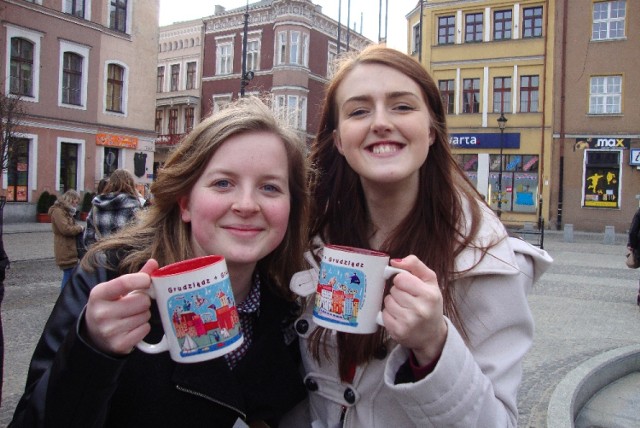 Ellie Preston (z lewej) i Charlotta Milner - dziewczyny z Anglii podczas zwiedzania grudziądzkiej starówki