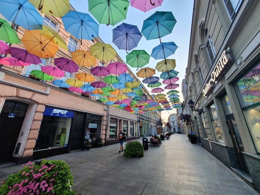 Parasolki na Słowiańskiej w centrum Leszna