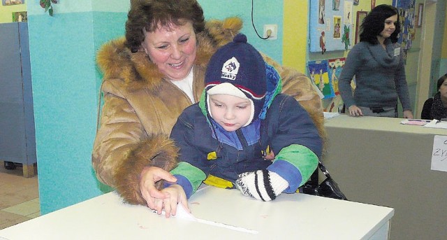 Barbara Papudzińska ze Zduńskiej Woli głosowała z 4-letnim wnuczkiem Michasiem, w komisji, która miała siedzibę w przedszkolu przy ul. Getta Żydowskiego
