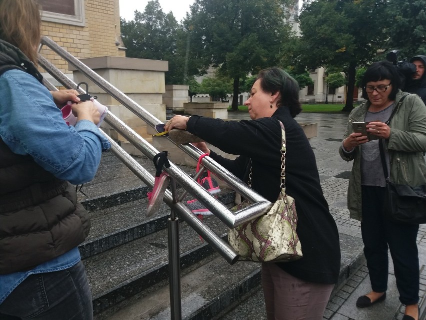 Przeciw pedofilii księży. Protest w Łodzi przed katedrą. Zawiesili buciki dziecięce przed wejściem do kościoła