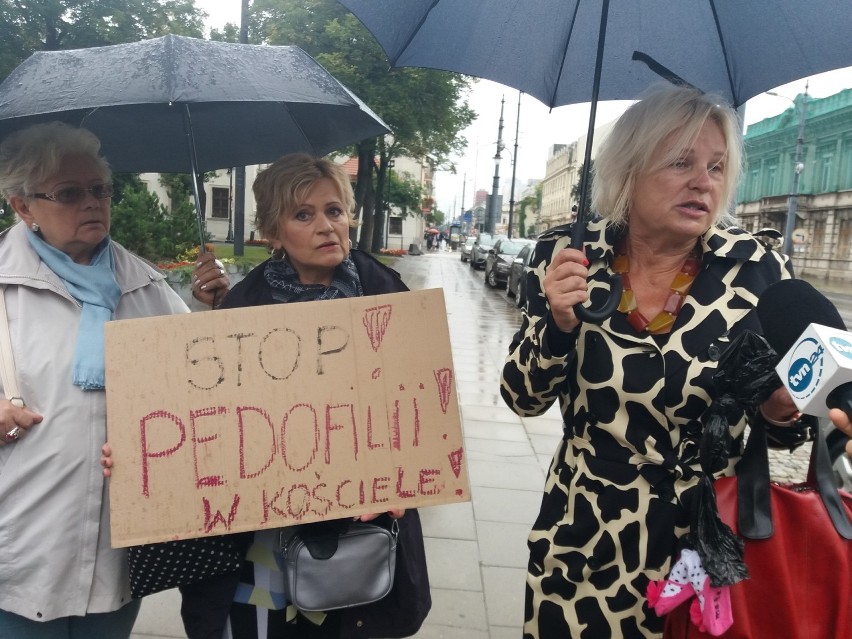 Przeciw pedofilii księży. Protest w Łodzi przed katedrą. Zawiesili buciki dziecięce przed wejściem do kościoła