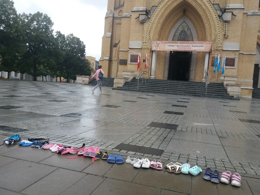 Przeciw pedofilii księży. Protest w Łodzi przed katedrą. Zawiesili buciki dziecięce przed wejściem do kościoła
