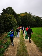 Gm. Malbork. Sprzątanie fragmentu lasu na Wielbarku okazało się bardzo potrzebne. Piłkarze i biegacze połączyli siły