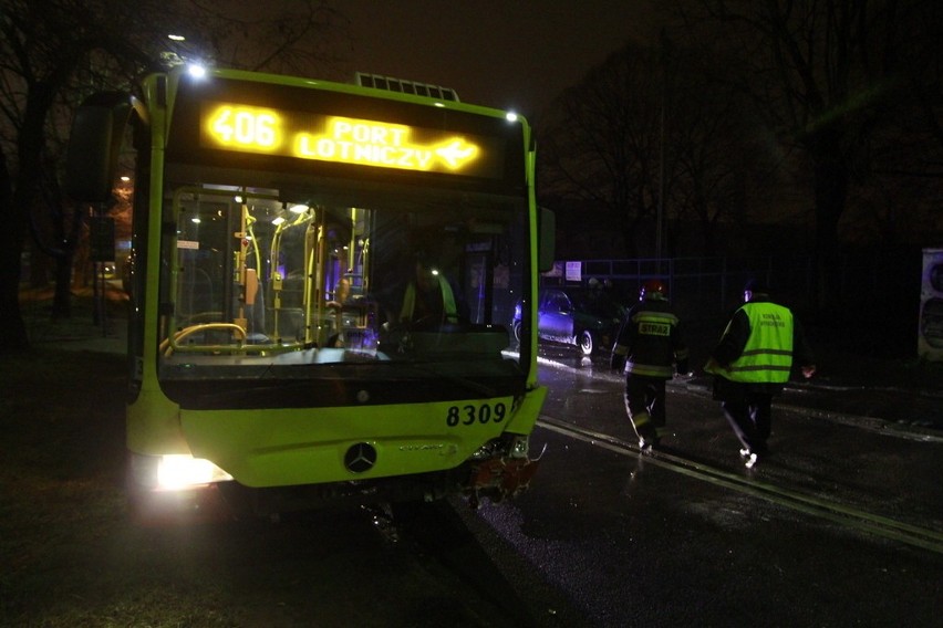 Wrocław: Wypadek autobusu 406 i fiata punto (ZDJĘCIA)