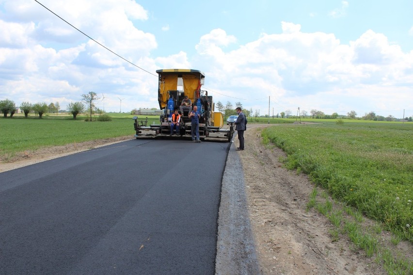 Gmina Chrostkowo remontuje drogę w Makówcu. Na naprawę czeka jeszcze 120 km gminnych szlaków