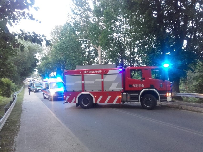 Wypadek w Chłapowie (27.06.2019). 19-letni turysta dachował niedaleko Wąwozu Rudnik. Nadmorska Kronika Policyjna