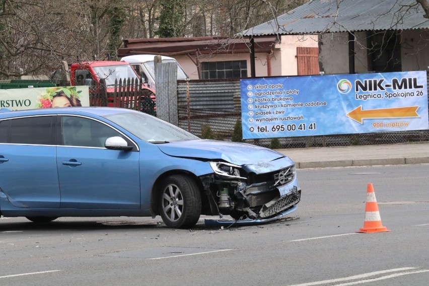Wypadek na ulicy Wrocławskiej w Legnicy, zobaczcie zdjęcia