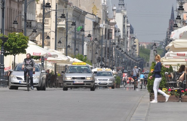 Taksówki mogą stać na Piotrkowskiej tylko 10 minut, gdy czekają na klienta. W weekendy mało kto tego przestrzega