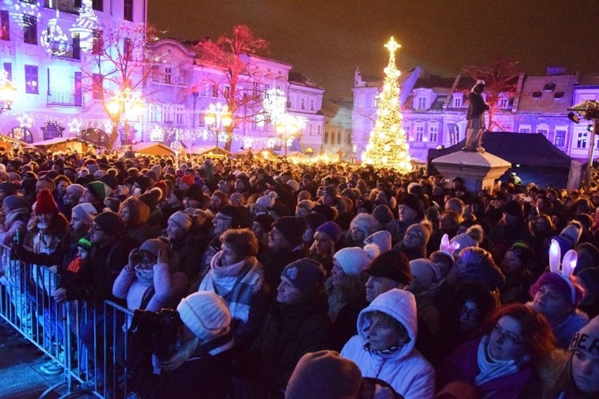 Jarmark w Bielsku-Białej 2018: Zakopower zabrał publiczność w sentymentalną podróż [ZDJĘCIA, Święta na Starówce]