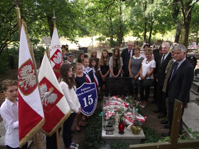 Wałbrzyskie uroczystości 77 rocznicy wybuchu II wojny światowej przy grobie Eugeniusza Grabowskiego - obrońcy Westerplatte