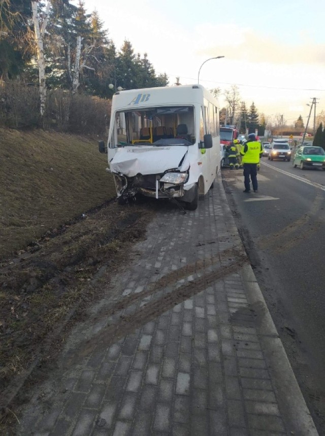 Kopaliny. Wypadek z udziałem busa z 10 pasażerami i samochodu osobowego, 3 osoby ranne, 12.03.2021