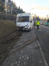 Kopaliny. Wypadek z udziałem busa z 10 pasażerami i samochodu osobowego, 3 osoby ranne, 12.03.2021 [ZDJĘCIA]