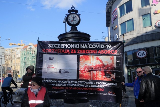 W sobotę, 12 lutego, w samo południe przy pomniku Starego Marycha w Poznaniu odbyła się modlitwa różańcowa przeciw używaniu szczepionek na koronawirusa. Według uczestników zgromadzenia, szczepionki te są testowane oraz produkowane "na liniach komórkowych z komórek pobranych od abortowanych dzieci".

Zobacz zdjęcia --->
