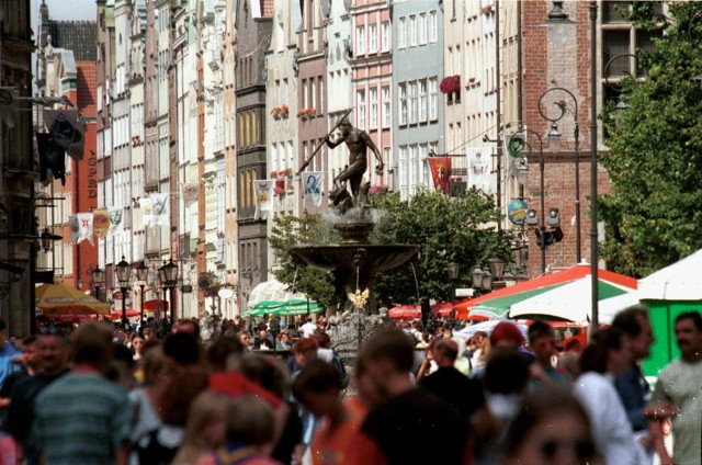 Śmieci w Gdańsku.  Śmieci z terenu Głównego Miasta już  są  wywożone codziennie, na razie do końca sierpnia. Wszystko w związku ze wzmożonym ruchem turystycznym - informuje ZDiZ w Gdańsku.