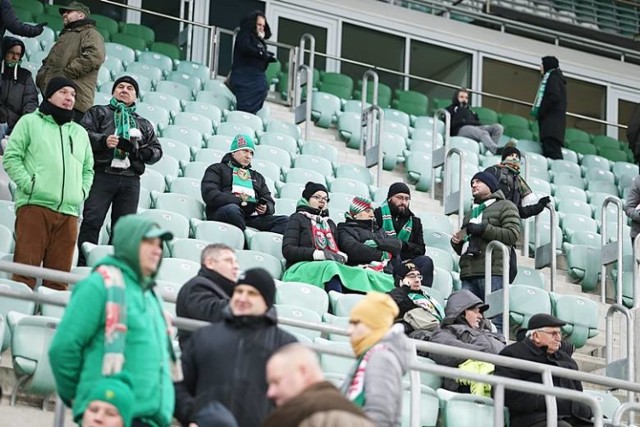 Lechia Gdańsk wygrała we Wrocławiu ze Śląskiem 2:0 w meczu piłkarskiej Lotto Ekstraklasy. Spotkanie oglądało blisko siedem tysięcy kibiców obu zespołów, którzy wspólnie oglądali z trybun mecz przyjaźni. Prezentujemy galerię zdjęć kibiców z meczu Lechii Gdańsk ze Śląskiem Wrocław. Zapraszamy do oglądania.