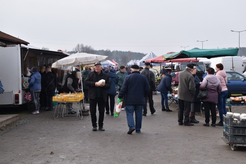 Targowisko w Koźminku przyciąga wielu klientów. Szczególnie o tej porze roku. ZDJĘCIA