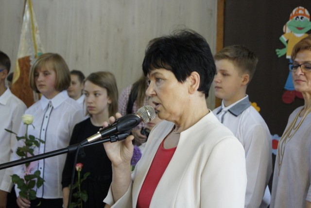 Zakończenie roku szkolnego: Dyrektorka z Witaszyc przeszła na emeryturę